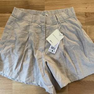 Så fina linen shorts som har lapp kvar och är helt oanvända!! 