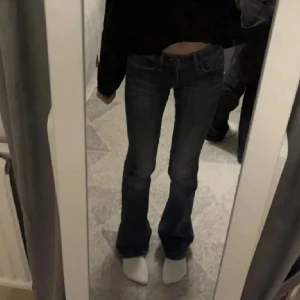 Crocker jeans - Supersnygga lågmidjade crocker jeans i finfint skick!! Innebenslängden är 84cm och midjemåttet rakt över är 32 cm.  Materialet är inte stretchigt. Första bilden är lånad💕