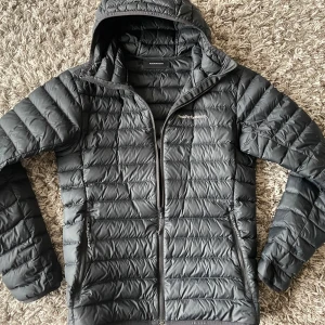 Peak Performance jacka -  Jag säljer denna peak performance jacka för att det inte passar mig längre. Den Är helt felfri och S i storkek. Jag köpte den nypris: 2600kr. Det är fri frakt. Det är bara att skriva för mer information