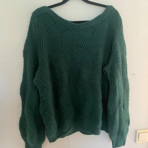 Stickad tröja - En stickad tröja från Lindex i storlek L men sitter som M i mörkgrön