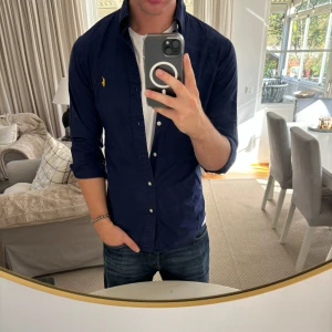 Ralph Lauren skjorta - Hej säljer nu min fina Ralph Lauren skjorta i storlek S. Den är i nyskick och kommer vara otroligt snygg i höst/vinter. Nypris cirka 1500kr! Vi kommer att sälja liknande produkter nu närmare vinter så glöm inte följa profilen!🌊🍾