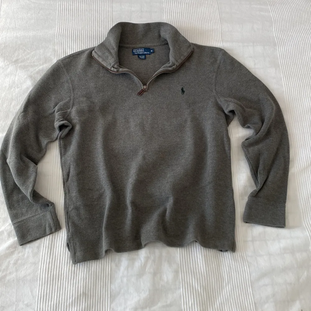 Säljer min Ralph Lauren half-zip. Den är i gott skick utan defekter. Priset kan diskuteras. Om man har några frågor eller undrar något så är det bara att höra av sig. . Hoodies.