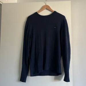 Tommy Hilfiger tröja - Stickad marinblå tröja i strl M. Använd men fortfarande väldigt bra skick. 