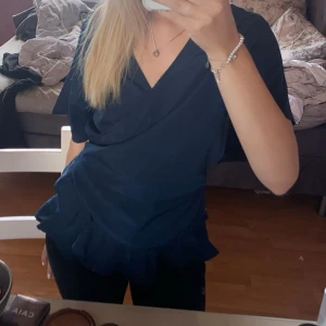 Knyt topp - Säljer denna topp då jag inte använder den ! 💕Inga skador eller något de är storlek 40 men den sitter som s eller xs 