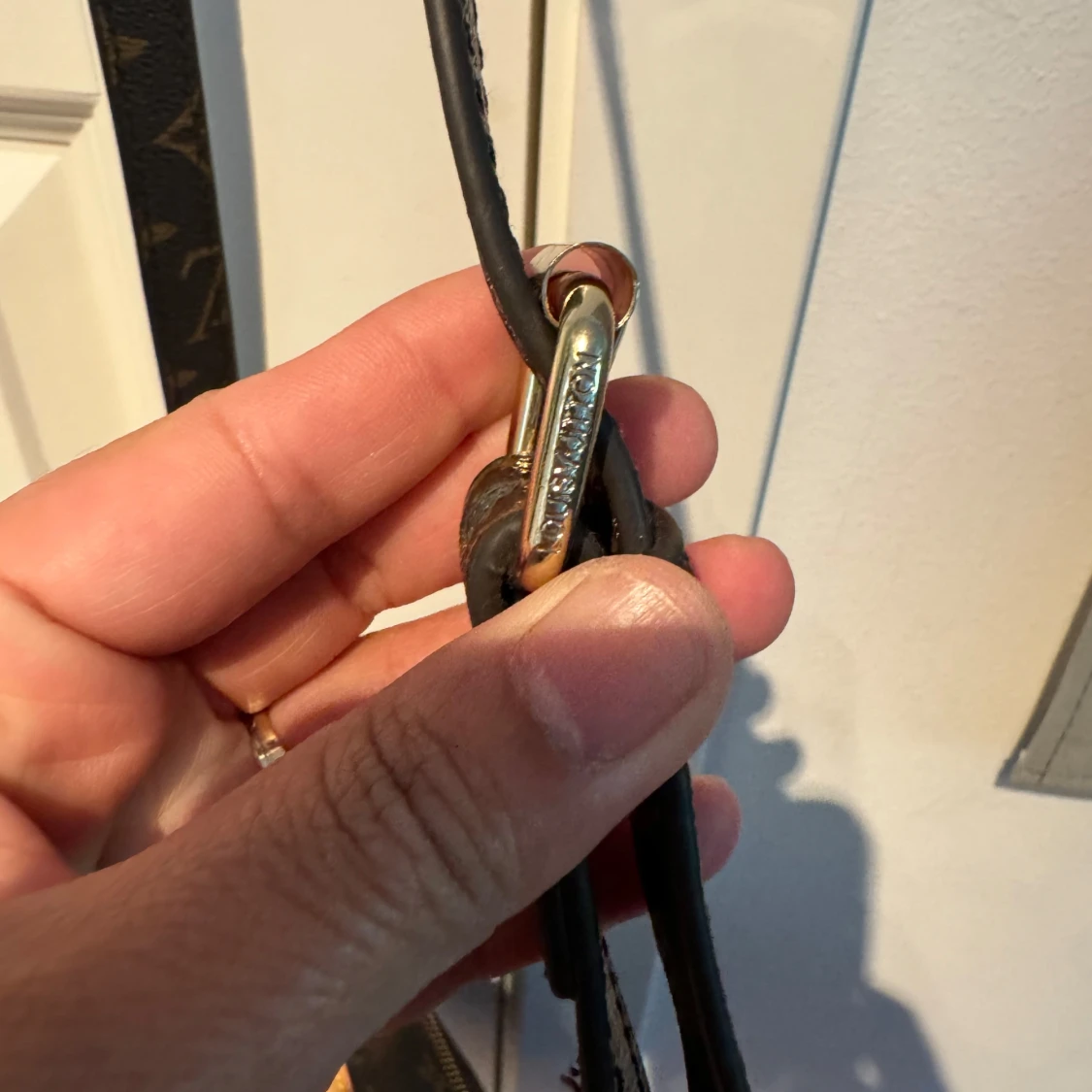 Brun axelväska med monogram - 92