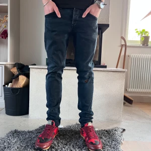 Dondup Jeans George - Säljer dessa mörkblåa Dondup jeans || Modell George Skinny fit || Strlk 35 men sitter bra på mig som har 32 i vanliga fall || Riktigt nice passform || Tveka inte att höra av dig vid frågor!🙌🏼