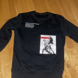 Svart sweatshirt från Dsquared2 - Snygg svart sweatshirt från Dsquared2 med tryck på framsidan och texten 'IBRAHIMOVIC ICON' på baksidan. Perfekt för en cool och avslappnad stil.