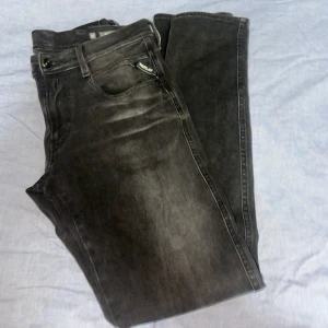 Replay anbass hyperflex - Grå svarta Replay Hyperflex jeans. Storlek W32 L34. Skriv om intresserad || finns en liten syning i rumpan||