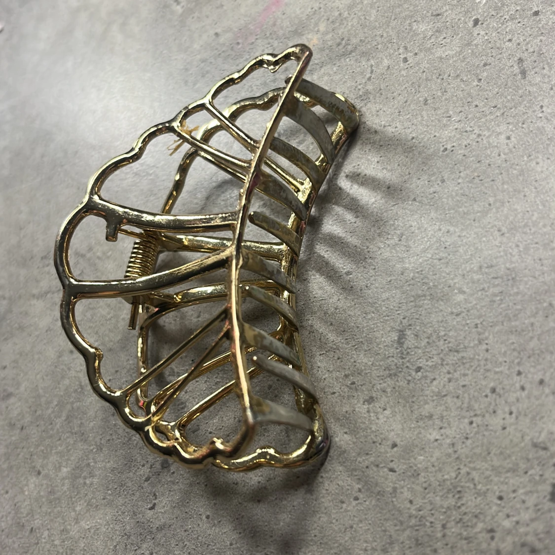 Guldfärgad hårklämma i metall - 90