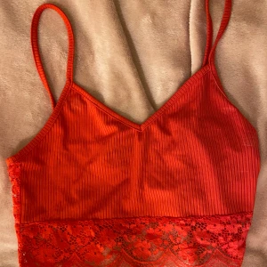 Röd spets linne - Röd spets linne med en v-ringning❤️Aldrig använd.