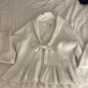 Jättefin kofta - Säljer min jätte fina kofta från Nelly i ett jätte bra skick.Knappt används och sitter så fint på❣️Storlek M men den sitter som en S på!!