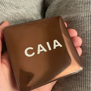 Caia Glow Bronzer  - Säljer min Caia bronzer i färgen Antigua eftersom den tyvärr inte var i min smak. Jag har endast testat den två gånger och tyckte tyvärr inte om den. Köpte den för några månader sedan. Orginalpris 395kr och jag säljer den för 279kr. Finns förpackning med!