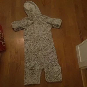 Snöleopard dres - Är väldigt använd, perfekt till vintern när det blir kallt. Är inte sönder någon stans. Den är mjuk på insidan och utsidan. Solv har jag använt den när jag åker skidor, väldigt bra idé 👍 