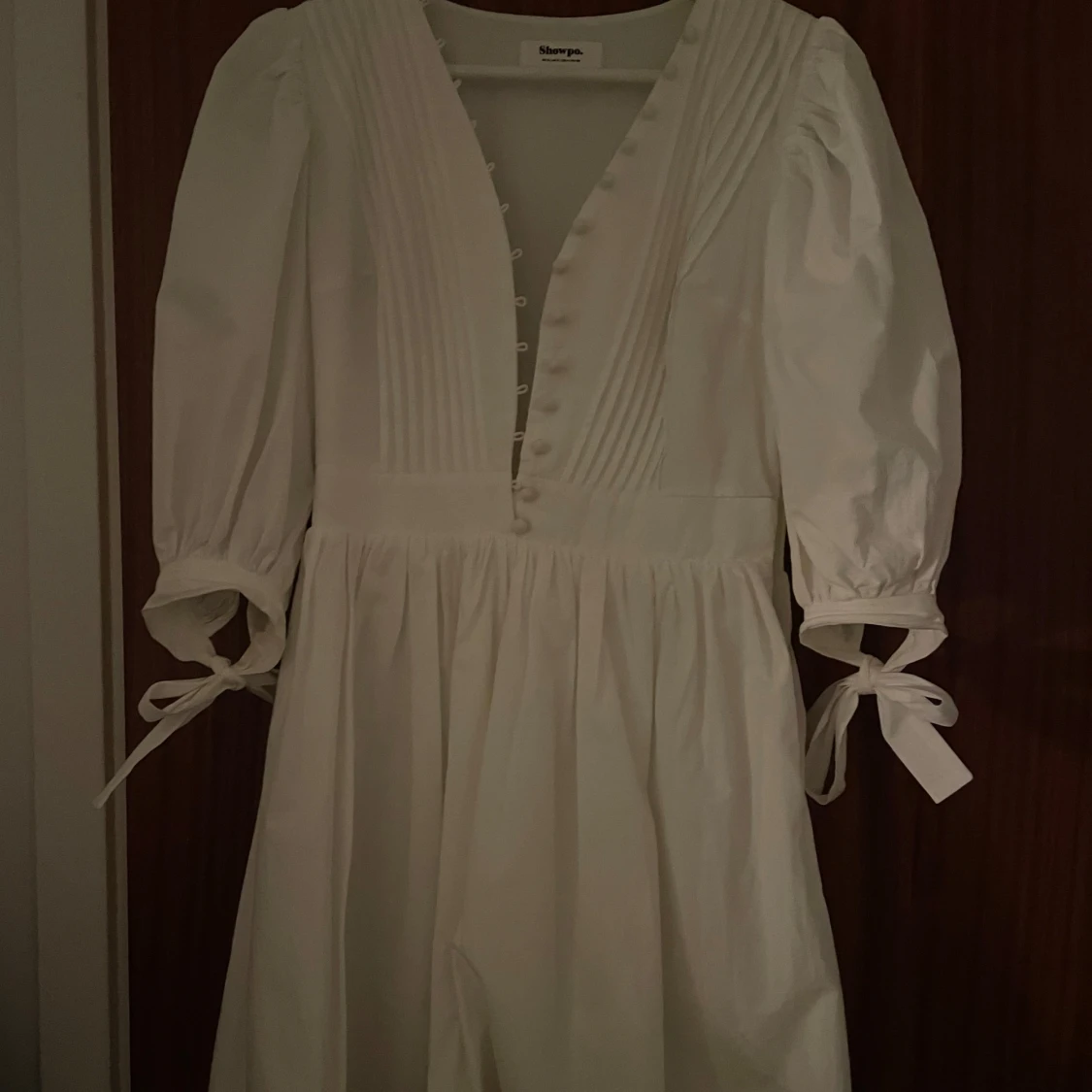 Vit klänning med knappar - 91