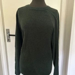 Mörkgrön stickad tröja - Säljer en mörkgrön tröja från dressman som är perfekt nu för hösten och vintern. Den är i bra skick och passar både till vardags och lite finare tillfällen.