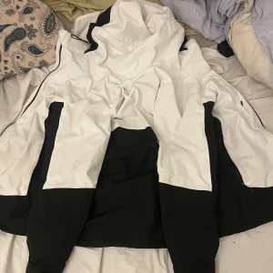 Skid jacka everest - Skid jacka ifrån everest väldigt bra skick. Använd fåtal gånger. Haft i en månad. Prutning kan pratas.