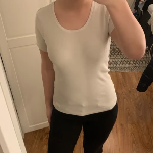 Vit t-shirt - Säljer en vit t-shirt i storlek XS. Köparen betalar frakt!!!!