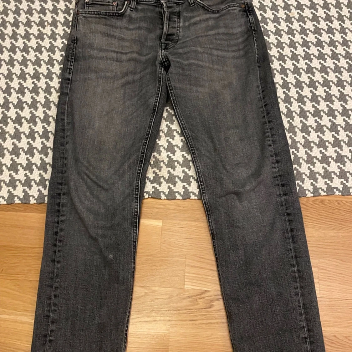 Grå jeansbyxor från Jack and Jones  - 90