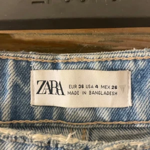 Raka lågmidjade jeans - Bästa basic jeansen! Gylfen består av knappar.