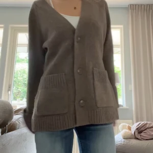 Kofta med fickor Wera - Ny utan prislapp🤍slutsåld på hemsidan. 100% ull! Pris kan diskuteras vid snabb affär