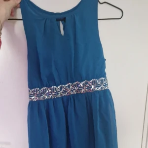 Nyårsklänning barn - En fin blå nyårsklänning för barn med en glitter rem fram. Fint skick endast använd ett par gånger Nypris 319