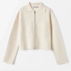 VIT CARDIGAN  - Snygg vit jacka med dragkedja framtill och två stora fickor. Jackan har en klassisk krage och långa ärmar, perfekt för en stilren look. Knappt använd då jag har två andra i andra färger. (Inte mer än 5 användningar). Riktigt bra kvalitet då mina andra inte har nopprat som jag haft i 1+år. 