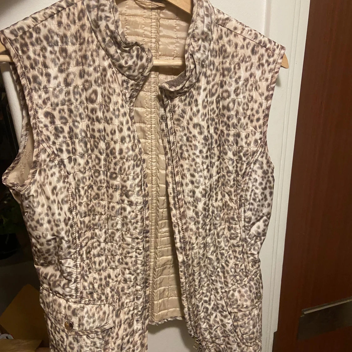 Leopardmönstrad väst från Bogner