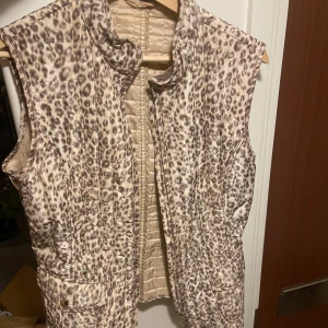 Leopardmönstrad väst från Bogner - Snygg leopardmönstrad väst från Bogner med dragkedja, bra skick