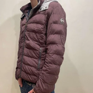 Colmar Jacka - Hej! Säljer nu min jacka från märket Colmar, storlek 46/S, bra skick modellen är 184cm och väger 70kg . Tveka inte på att höra av dig om du har frågor eller funderingar kring jackan!