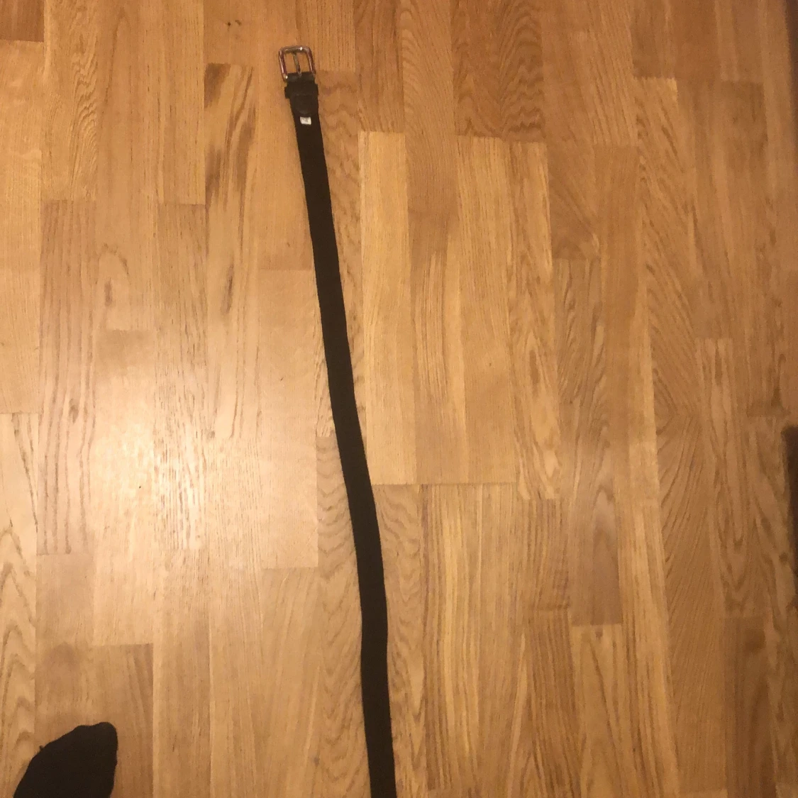 Svart bälte med silverfärgat spänne - 91