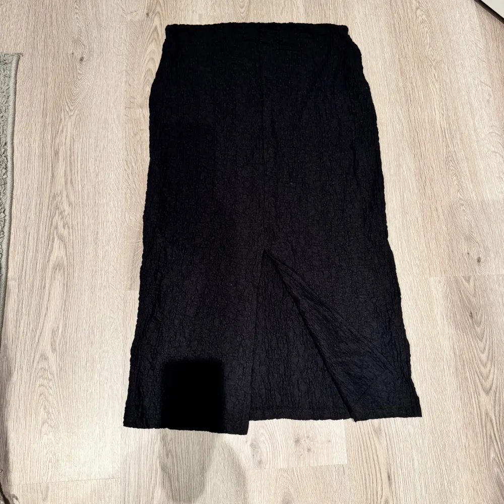 Snygg svart långkjol, slits där bak och resår i midjan. Aldrig använd endast provad. Storlek M (köparen står för frakten). Hameet.