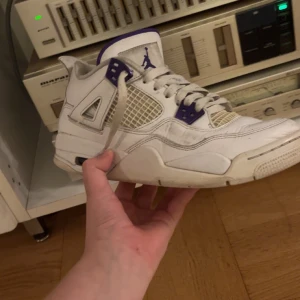 Jordan 4 purple metallic  - Jordan 4s ja köpte på sneaker hyllan ett tag sen försöker få bort dom är öppen för bud !