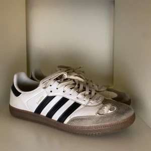 Adidas Samba - Adidas samba i använt skick, ända defekten är där fram på skorna vilket syns på bilderna. Storlek 43, skick 6/10. Pris går att diskutera 