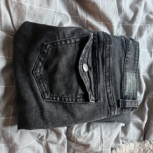 Svarta jeans från Perfect Jeans - • Snygga svarta lågmidjade jeans från Gina tricot • Inte mycket använda                                                    • Pris går att diskutera 💗