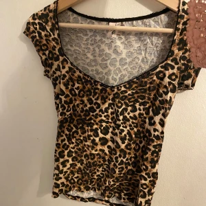 Leopardmönstrad topp från Nelly - Snygg leopardmönstrad topp från Nelly med korta ärmar och v-ringning. Endast använd ca 3 gånger så inga defekter 💞 