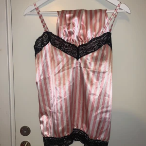 Rosa och vit randig linne från Dax Intimo - Super söt pyjamas sett från Dax Intimo som tyvärr inte passar mig och inte alls är använd. Den har ett väldigt lenat material med svarta spetsdetaljer som är hur fina som helst😄😄😍💕
