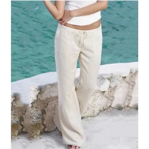 Beige linnebyxor med knytband - Snygga och bekväma beige linnebyxor med knytband i midjan. Perfekta för en avslappnad stil vid stranden eller på sommaren. Byxorna har en loose passform. Passar xs också.