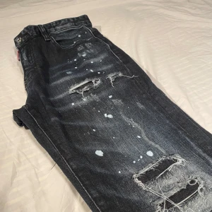 Dsquared jeans - Säljer dessa jeans ifrån dsquared. Skicket är utmärkt  inga defekter eller fläckar. Jeansen har endast en liten grej på insidan men syns inte. Storlek 30 passar S eller XS. Vill du ha mer info tveka inte på att höra av dig!