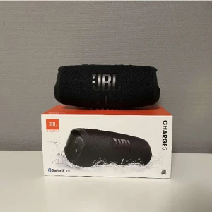 JBL högtalare  - Tjo säljer min högtalare för har fåt en ny, den funkar bra är helt ny använde den bara 3 gånger 