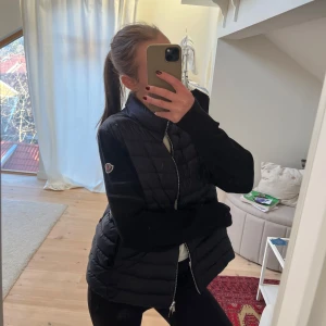 Moncler cardigan - HELT NY!!! Säljer min helt nya moncler cardigan då jag inte har användning för den!!! Självklart äkta (se bilder). Jackan har en we-kod som man scannar för äkthetsbevis som tar en till monclers egna hemsida. Den är endast använd två gånger. Nypris är över 10 000kr💓I storlek L, men är mer som xs-m.