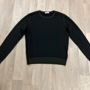 Stickad gran sasso tröja - En skit snygg, varm och bekväm tröja som har skönt tyg som gör dig varm nu om vintern skick är mycket bra nypris på denna ligger runt 2000 vårat pris 299 priset kan alltid diskuteras. Str är 50 den passar S-M