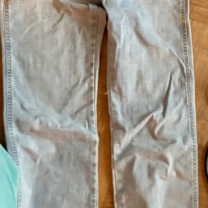 Blå jeans från Lois - Säljer ett par ljusblå jeans från Lois, modell Malena. De är tillverkade i Spanien och har en klassisk femficksdesign med knapp och dragkedja. Perfekta för en avslappnad stil.