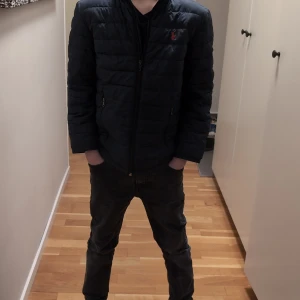 Marin blå quiltad jacka från Ralph Lauren - Hej säljer en mörkblå Puff jacka från Ralph Lauren i storlek smal taggar till kommer den är perfekt i vintern och har röd in broderat tagg. Priset kan diskuteras. DMA mig vid minsta fundering. Fraktas samma dag.