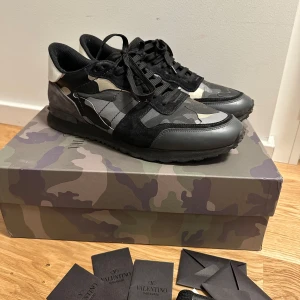 Valentino Rockrunner - Säljer nu ett par riktigt fräscha och eftertraktade Valentino Rockrunners!| Skicket är 9/10 är endast smutsiga| og saker följer med som nya skosnören samt alla kort🙌| Även prislappen på sidan sitter från valentino butiken i Danmark, köpta för 7k!| Skriv gärna vid frågor och bilder.