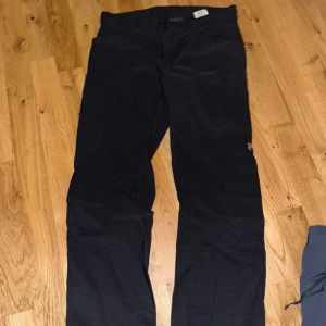 Svarta byxor från Peak Performance - Peak Performace friluftsbyxor, storlek S. Modell: W Hill Light pants.