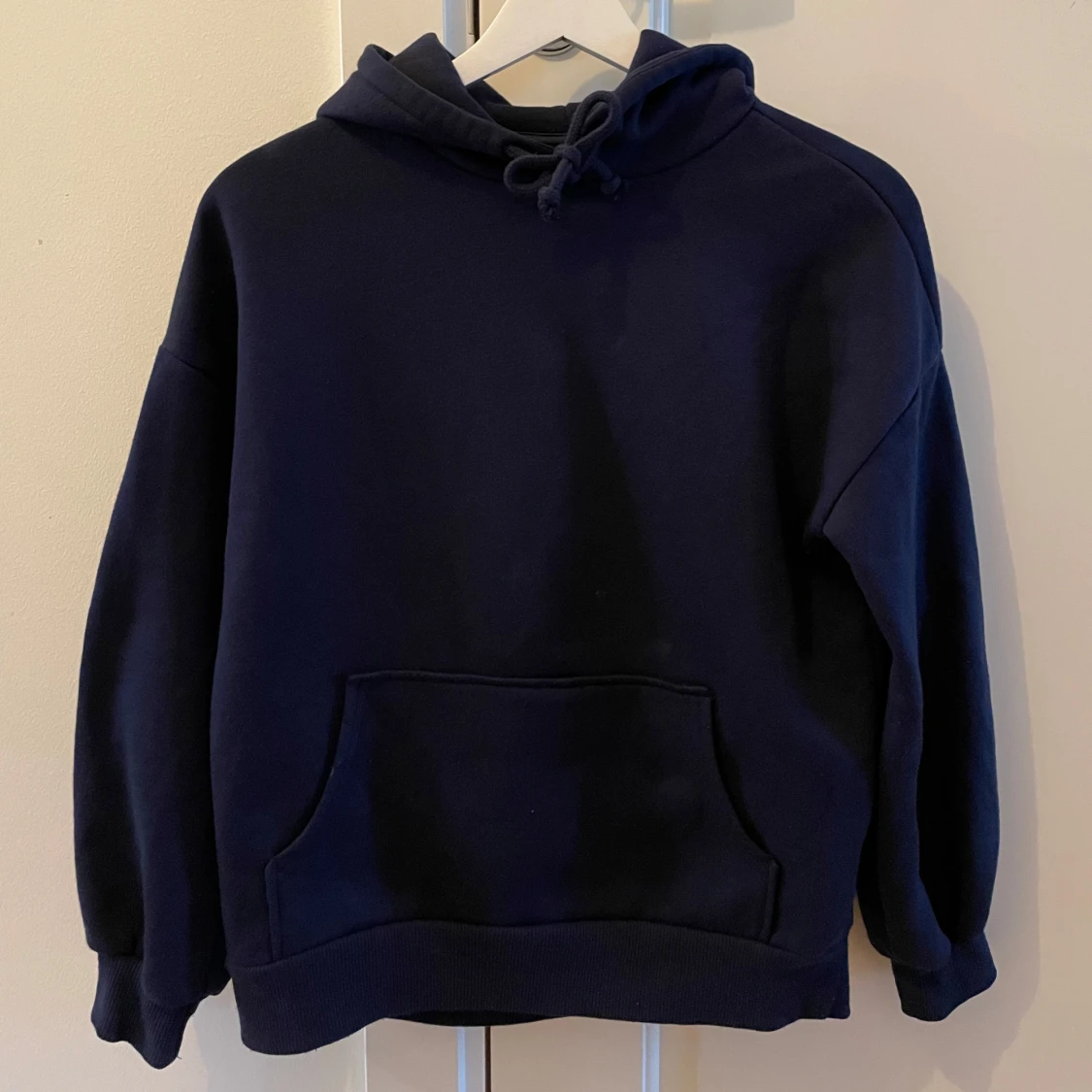 Mörkblå hoodie från H&M Divided - 1