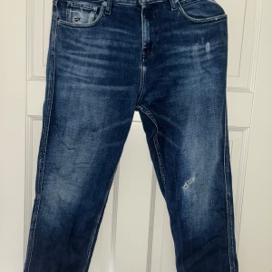 Replay Sandot Jeans - Tjena! Säljer nu ett par stilrena Replay Jeans i modellen Sandot. Jeansen har täcken på användning såsom några hål i jeansen men enkelt att sy igen de. Storlek 29/34. Nypris 1800 (köpt i butik) Hör av er om ni har mista fundering!