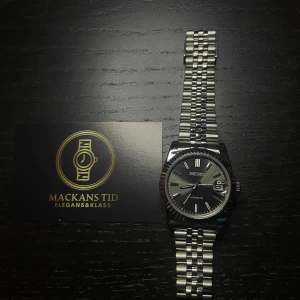 SeikoMod jubilee  - Stilren seikomod med grå tavla och klassisk design. Diameter: 36mm. Urverket är av japansk NH35 movement och glaset är av saffir. Jubilee armbandet är av stainless steel, perfekt för vardagligt bruk och vid festliga tillfällen🥂 Hör av er vid intresse eller funderingar! God Jul🎅