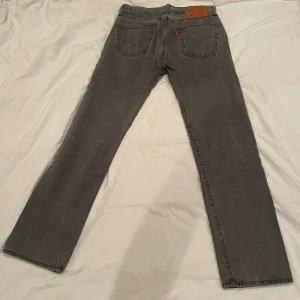 Grå Levis 501 jeans - Säljer ett par klassiska grå Levis 501 jeans i nyskick. De har en straight passform och är perfekta för en avslappnad stil. Nypris 1200. Mitt pris 500!