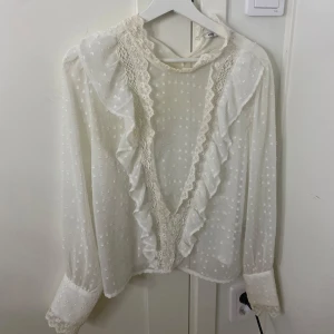 Vit blus  - säljer denna fina blus då den inte kommer till användning. använd 2 gånger. Skriv till mig innan du köper!💕den e slutsåld på deras hemsida.